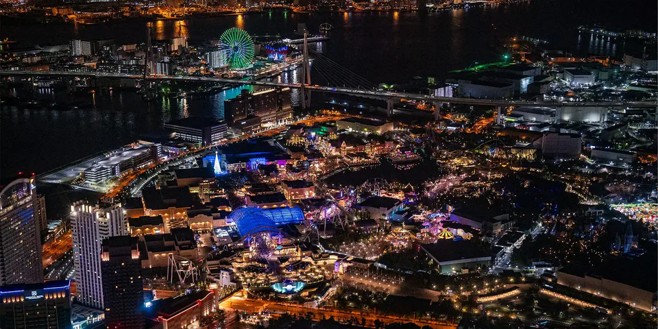 ภาพถ่ายทางอากาศในเวลากลางคืนของบริเวณอ่าวโอซาก้าและ USJ โดยเฮลิคอปเตอร์ สายเที่ยว Short Bay เน้นไปที่เทนโบซาน, นานโงะ และ USJ ซึ่งไม่ใช่เส้นทางเที่ยวในใจกลางเมืองโอซาก้าครบถ้วน
