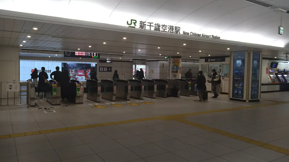 신치토세공항역 입구는 마지막 밤 숙소를 공항 쪽으로 옮길 때 아침 교통 단계가 어떻게 줄어드는지 보여준다