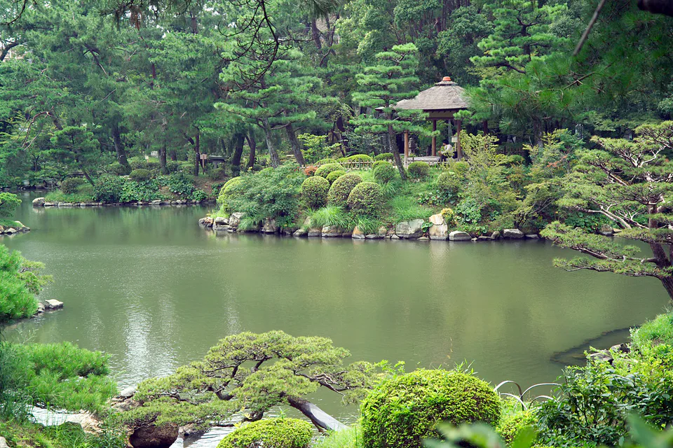 廣島縮景園池塘與庭園景觀