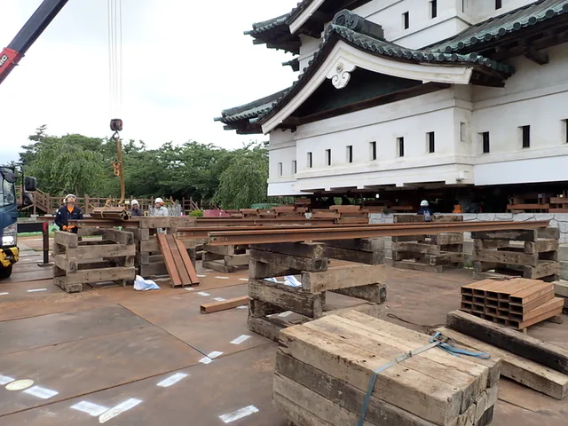 Projet de déplacement du donjon du Château de Hirosaki en 2026 et rails de déplacement