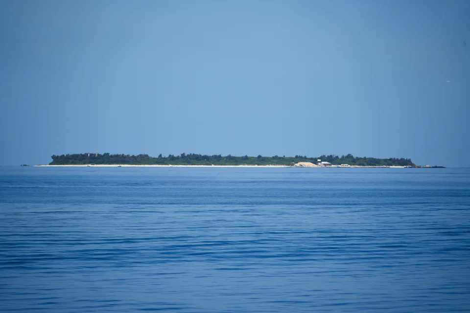 Vue réelle de l’île Minna depuis Motobu en 2026 ; choix d’activités nautiques selon les besoins : simple visite, snorkeling, parachute ascensionnel ou activités multiples