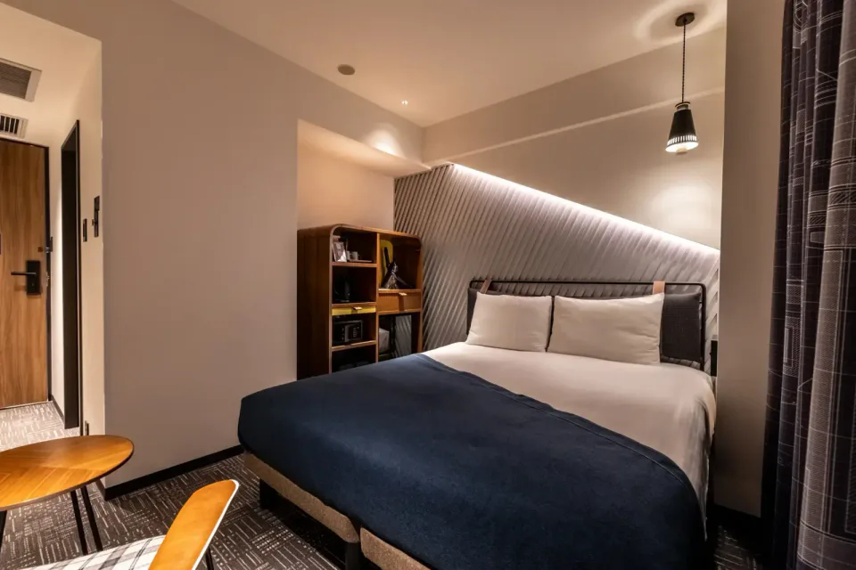 THE LIVELY FUKUOKA HAKATA guest room detail with contemporary lighting