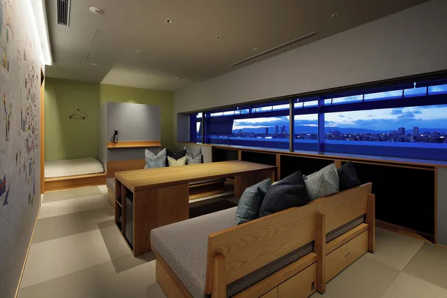 ที่พักสำหรับทริปพี่น้องโอซาก้า: OMO7 โอซาก้า IDOBATA Suite พื้นที่ส่วนกลางและวิวเมือง