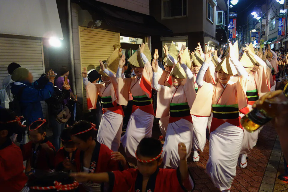 นักเต้น Tokyo Koenji Awa Odori ใช้ประกอบการเปรียบเทียบเวทีกลางวันที่ ZA-KOENJI กับการชมบนถนน