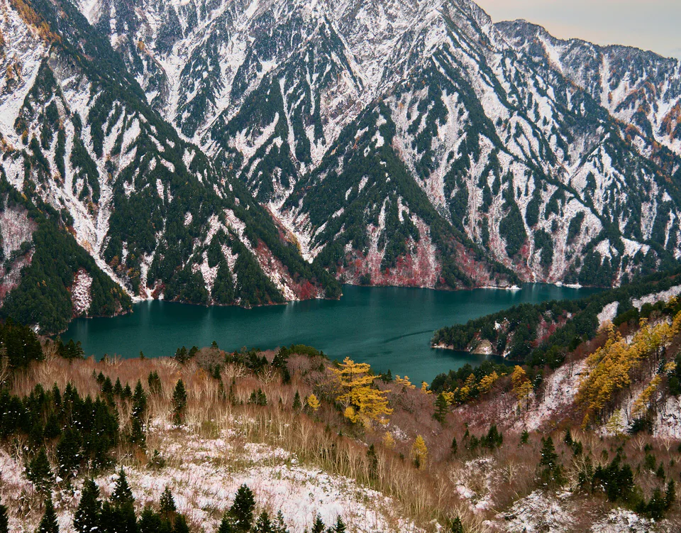 สีฤดูใบไม้ร่วงบนเส้นทาง Tateyama Kurobe ตัวอย่าง Japanese Alps และโฮคุริคุ