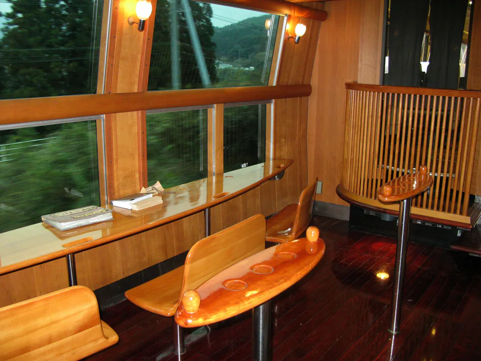 JR Kyushu KiHa 71 series Yufuin no Mori I high-deck interior and seats