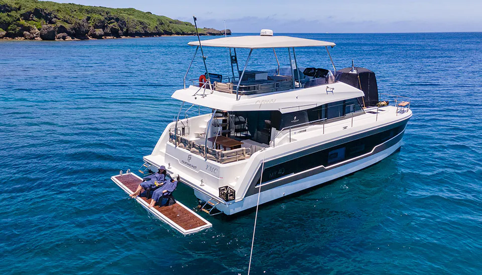 Vue réelle d’un yacht privé de luxe à Okinawa. La valeur d’une location plus longue réside dans la possibilité de réellement profiter de la croisière, de la plongée en apnée, du barbecue et du repos, plutôt que de simplement augmenter la durée totale de la location.