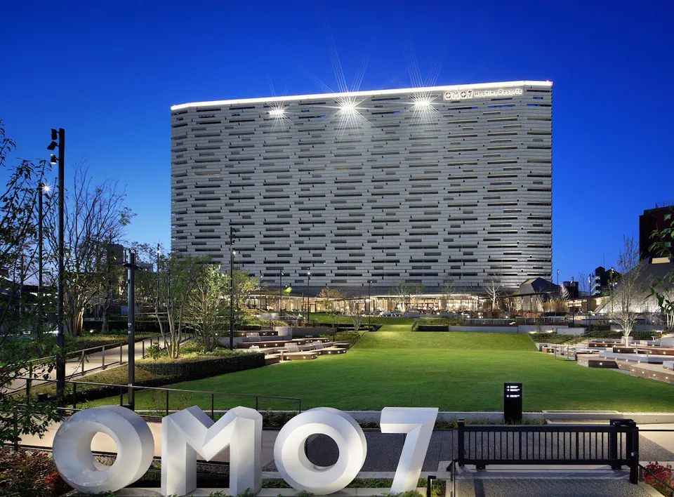 ภาพภายนอกของ OMO7 Osaka และ Miya-green ซึ่งตั้งอยู่ใกล้สนามบินคันไซและสถานีชินไมนามิ