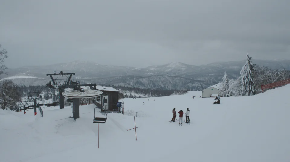 Sapporo Kokusai Ski Resort เหมาะกับ full-day ski และช่วงฤดูที่ต้องการ season window ยาว