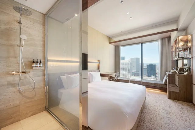 CANDEO HOTELS Osaka The Tower 객실과 샤워 공간