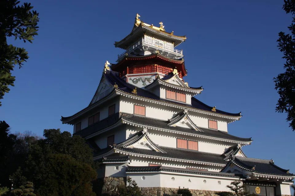 伊勢忍者王國休業前園區與安土城實景。2026年7月23日起改裝休業,目前不應按舊月曆安排入園