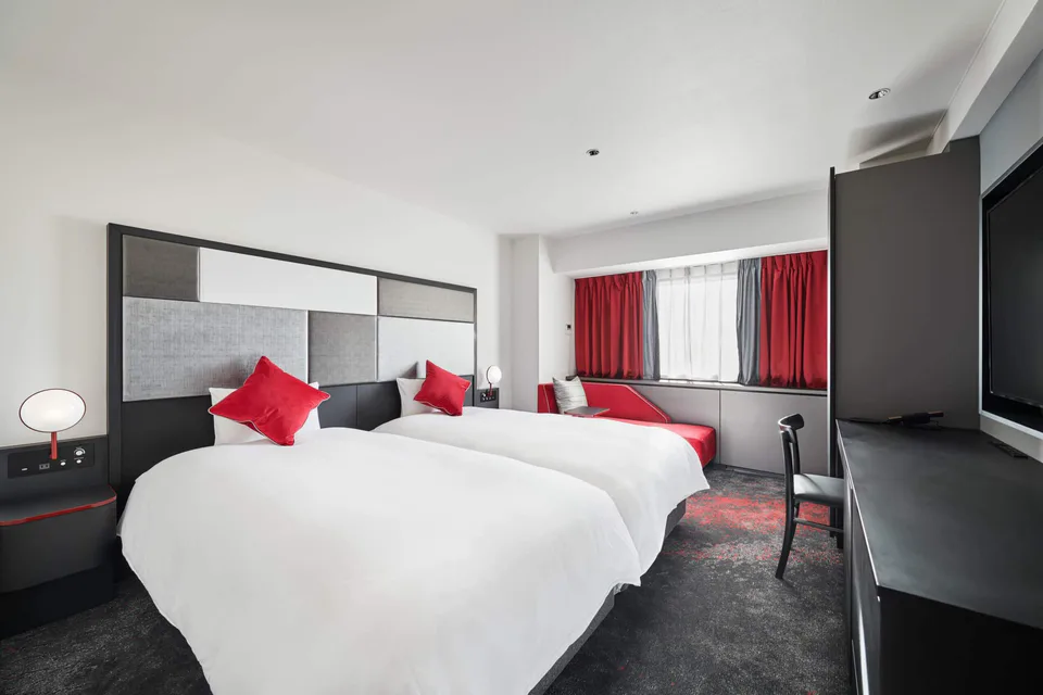 Osaka girls trip hotels: Cross, Royal Classic, Keihan and MIMARU compared by beds, sinks and showers