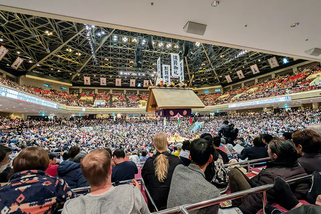 Vue depuis les sièges du deuxième étage du Ryogoku Kokugikan pour comparer la distance des catégories B et C