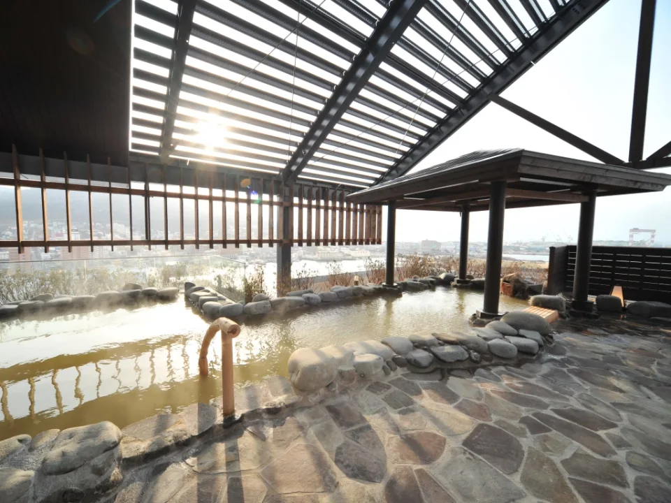 Le grand bain public et l'espace de détente de La Vista Hakodate Bay