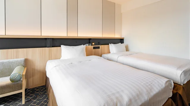 Comparaison des chambres et de l’espace de couchage entre Hotel Emion Sapporo et Keio Prelia Hotel Sapporo