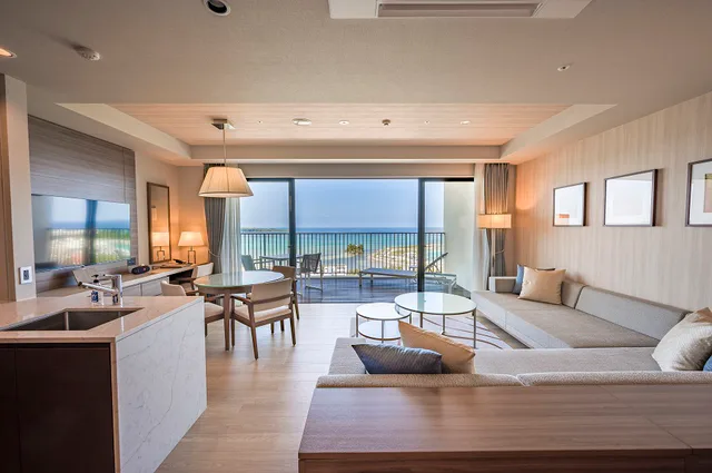 ห้องพักของ HIYORI Ocean Resort Okinawa สำหรับ 5 คน สามรุ่นอยู่ร่วมกัน ต้องจัดสรรที่นอนอย่างเป็นทางการ เตียงเสริม และเตียงนอนเล่นก่อนเข้าพัก