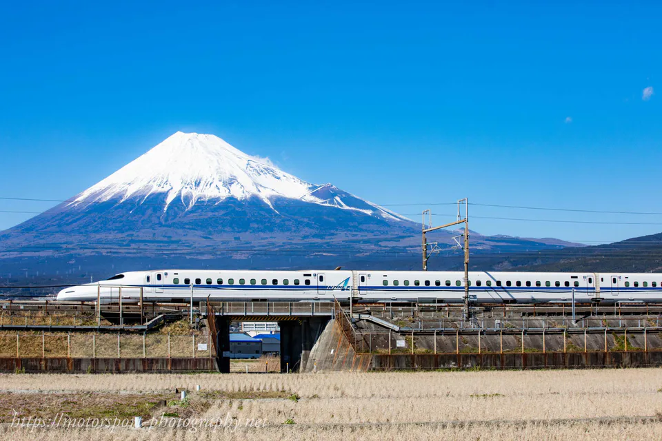 Shinkansen passant devant le mont Fuji enneigé