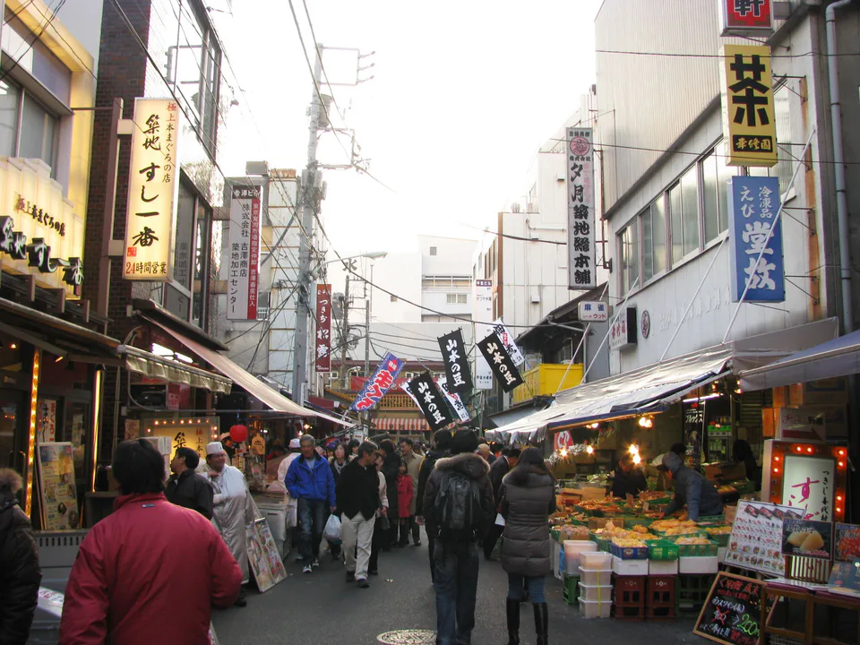 บรรยากาศร้านอาหารและผู้คนในตลาดนอกสึกิจิ