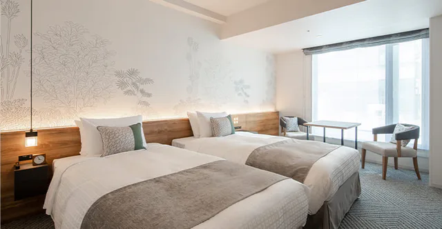 ห้องพักอีกแบบของ Tokyu Stay Shinjuku Eastside มีเตียงและพื้นที่ในห้องอย่างไร