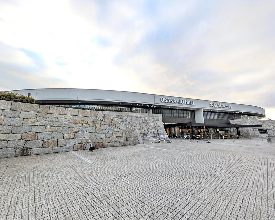 Façade de la salle Osaka-jō Hall, idéale pour planifier le trajet vers votre hébergement après un concert, en revenant à Umeda ou à la gare d'Osaka.