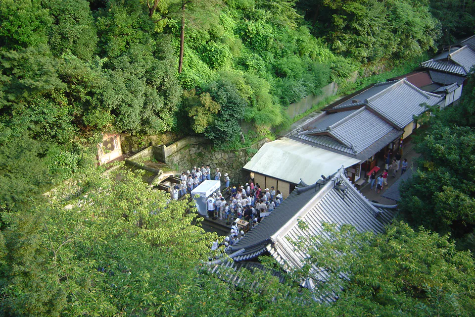 Kiyomizudera autumn visitors showing why early opening still produces local queues
