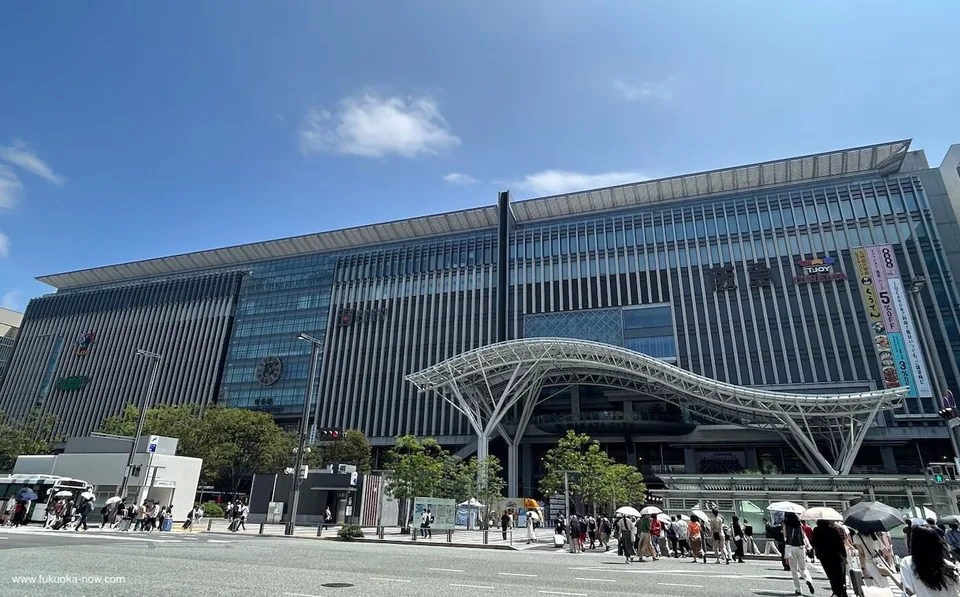 博多站外觀，代表福岡作為西行鐵路終點與九州入口的角色