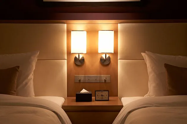 Comparaison des chambres et des espaces de couchage entre l'hôtel Metropolitan Tokyo Marunouchi et l'hôtel Ryumeikan Tokyo