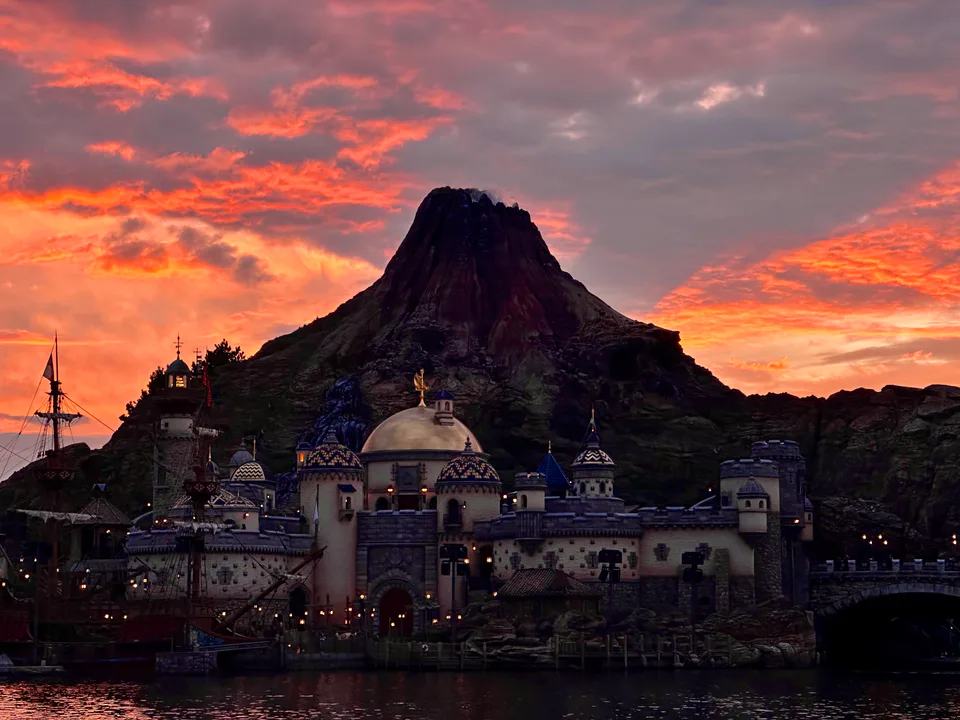 Tokyo DisneySea เหมาะกับการให้หนึ่งวันเต็มแยกต่างหากเมื่อ Fantasy Springs และบรรยากาศยามค่ำคืนเป็น must-do