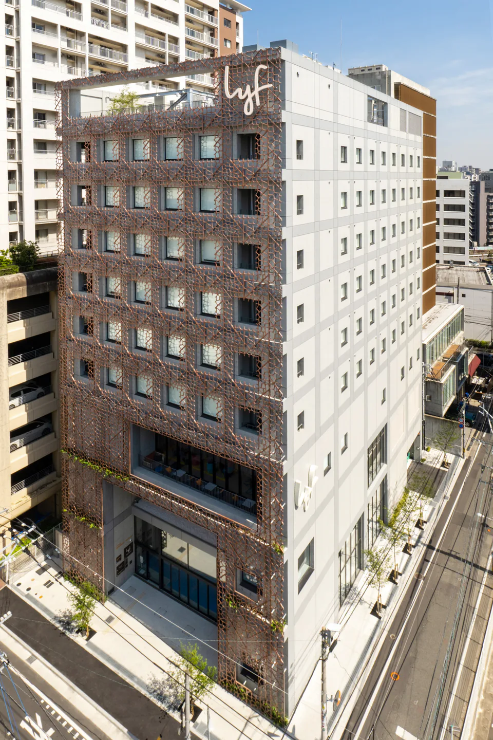 lyf Tenjin Fukuoka 정면 외관과 lyf 로고