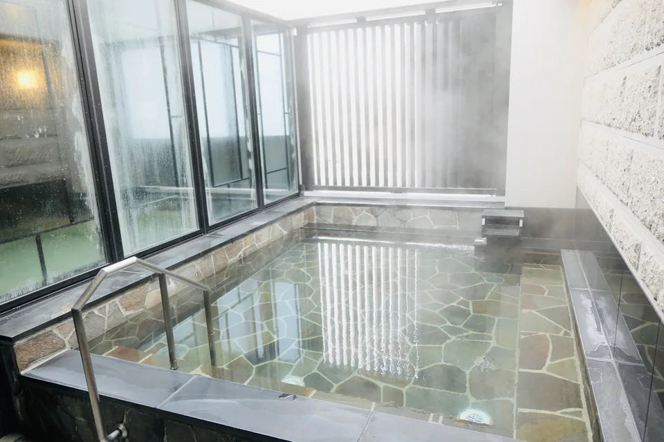 บรรยากาศออนเซ็นธรรมชาติของ Hotel Sonia Otaru ซึ่งเป็นหนึ่งในเหตุผลหลักของการเลือกพักริมคลอง