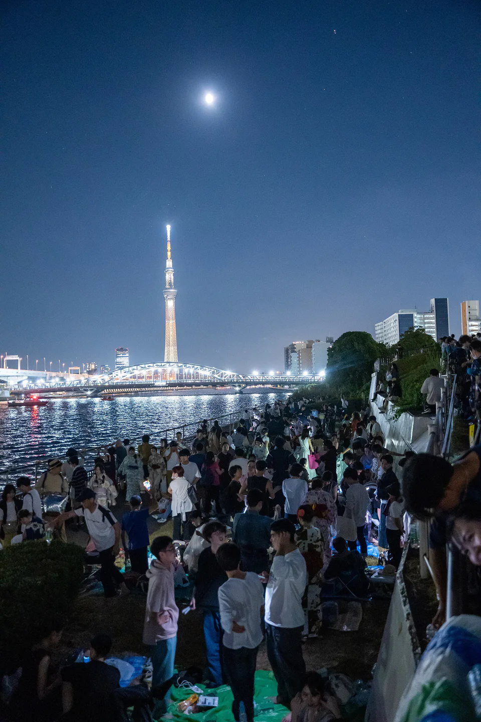 Vue réelle de la foule lors du feu d'artifice près du Sumida River et de la Tokyo Skytree