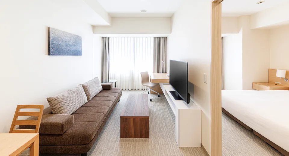 ห้องนั่งเล่นและห้องนอนแยกของ Fraser Residence Nankai Osaka เหมาะสำหรับเพื่อนสี่คนที่เดินทางด้วยกัน