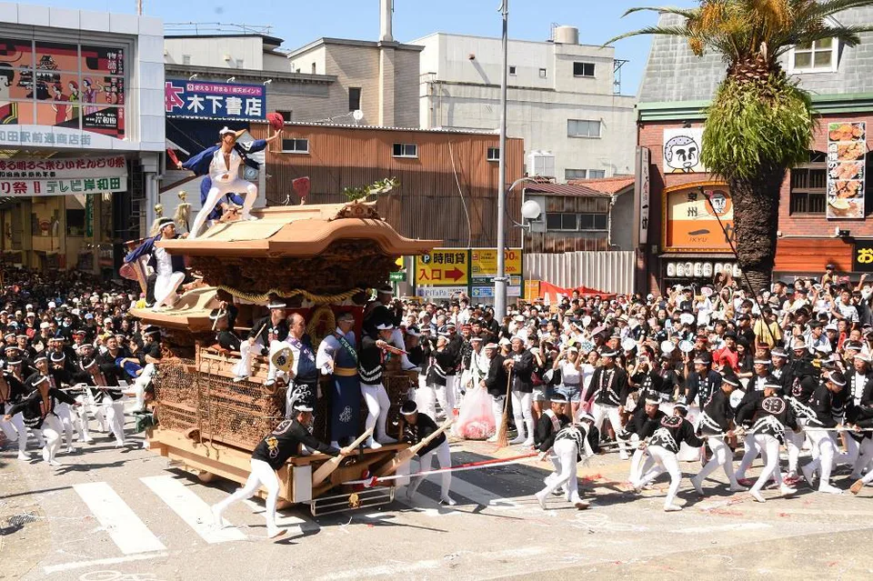 岸和田地車祭地車在街道高速曳行的實景