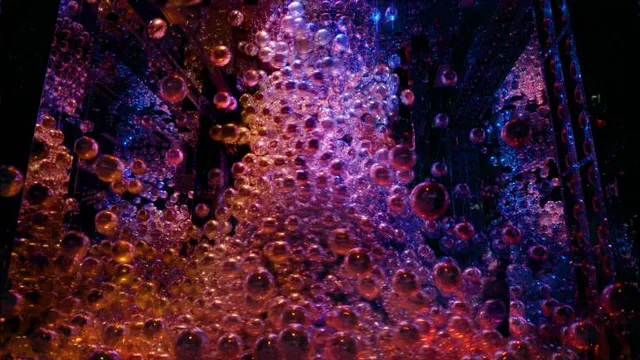 teamLab Biovortex Kyoto Morphing Continuum ลูกบอลเรืองแสงในพื้นที่กระจกที่รวมตัวและแยกตัวเป็นรูปร่างขนาดใหญ่
