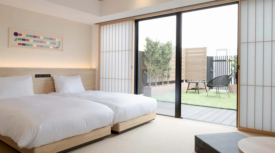 เปรียบเทียบห้องพักและพื้นที่เตียงระหว่าง Swissotel Nankai Osaka กับ MIMARU Osaka Namba Station