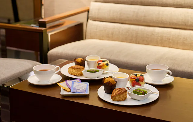 Hotel Granvia Osaka 27th-floor Granvia Lounge seating and refreshments