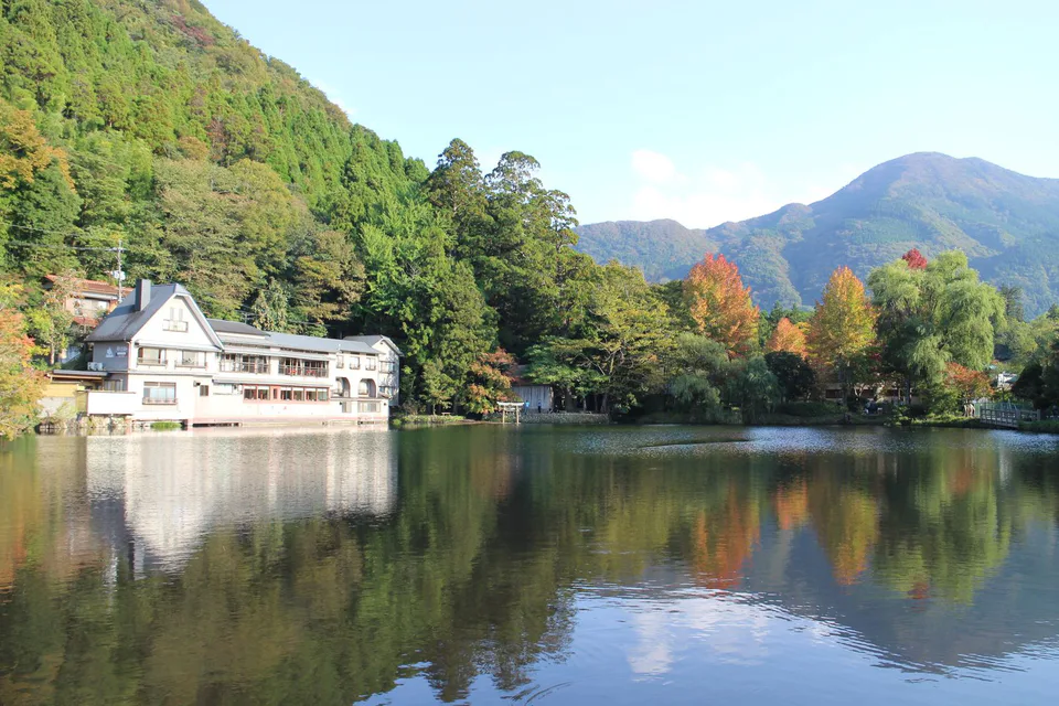 由布院金鱗湖楓葉攻略｜清晨薄霧、福岡交通、住宿與別府組合