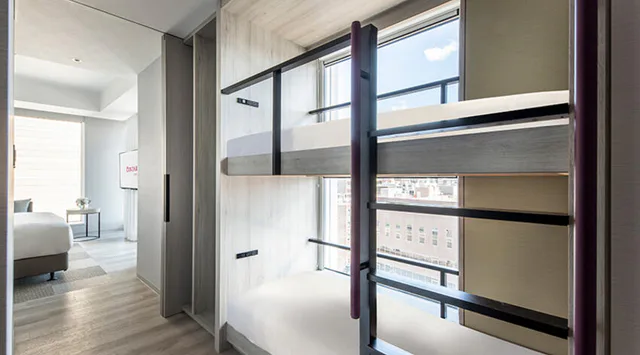 Chambre familiale avec lits superposés dans un hôtel à Namba, Osaka, adaptée aux familles