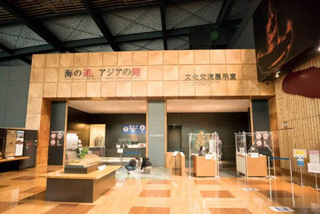 L'entrée de la salle d'exposition culturelle du Musée National de Kyushu, au 4ème étage, convient pour une visite de 60 à 90 minutes après le sanctuaire de Dazaifu Tenmangu.