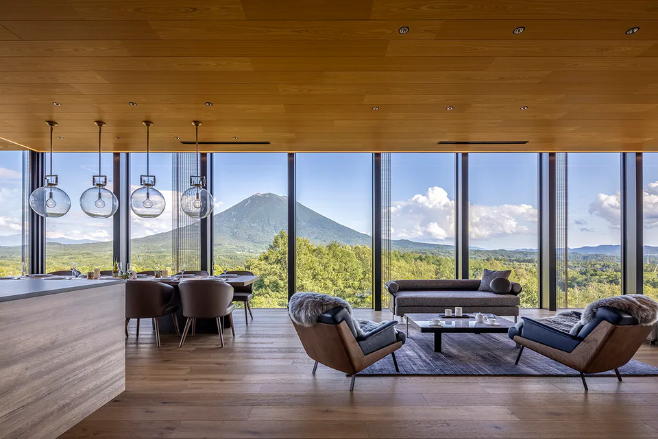 Salon et hébergement pour 8 personnes dans l'appartement penthouse de 4 chambres à Intuition Niseko