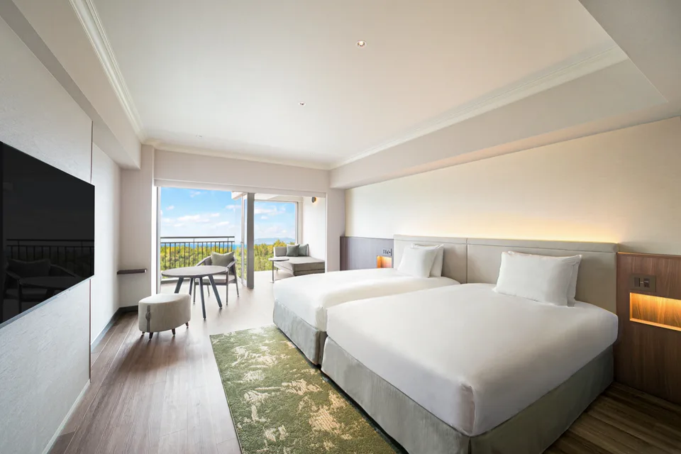 Oriental Hotel Okinawa Resort & Spa Superior 객실 침대와 창가 공간