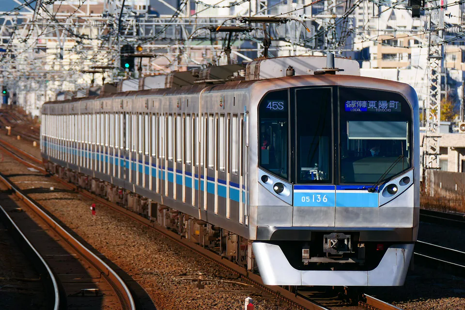 東京 Metro 丸之內線列車。東京地鐵套票與 JR 東京廣域周遊券屬不同系統，只有市區行程真的密集使用地鐵時才值得一起買。