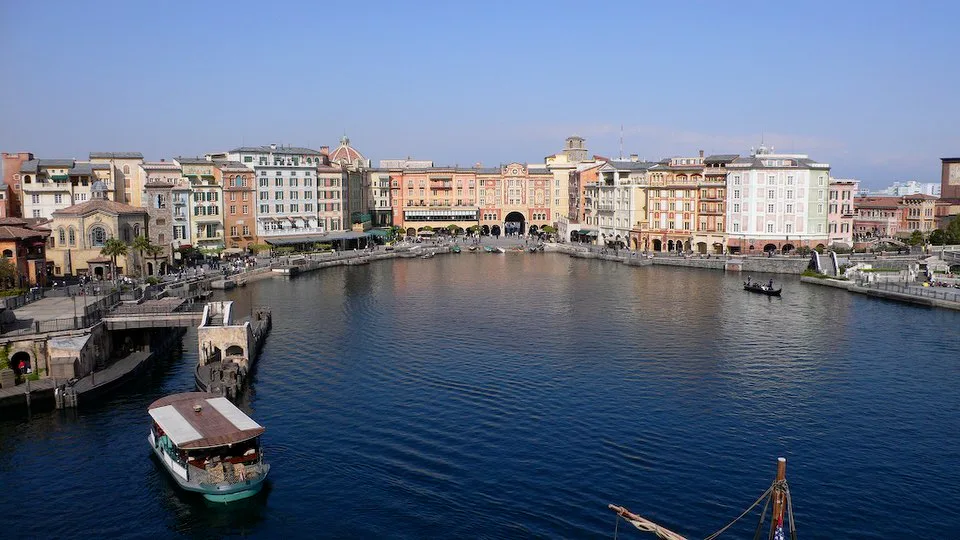 Tokyo DisneySea Mediterranean Harbor와 독특한 수변 세계관