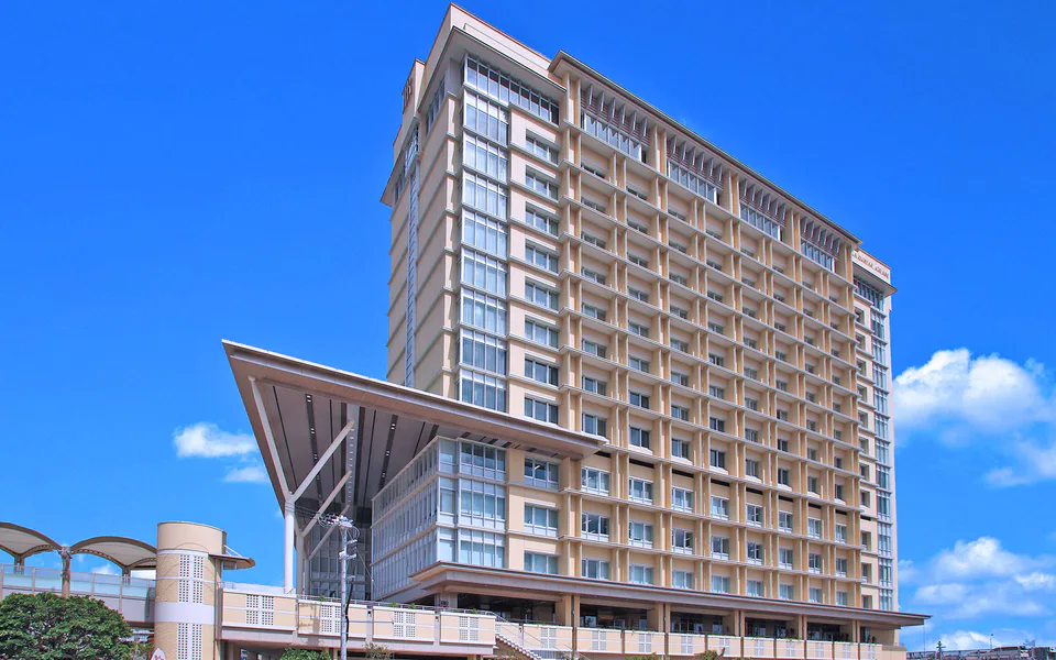 RIHGA Royal Gran Okinawa beside Asahibashi Station for a car-free Naha base