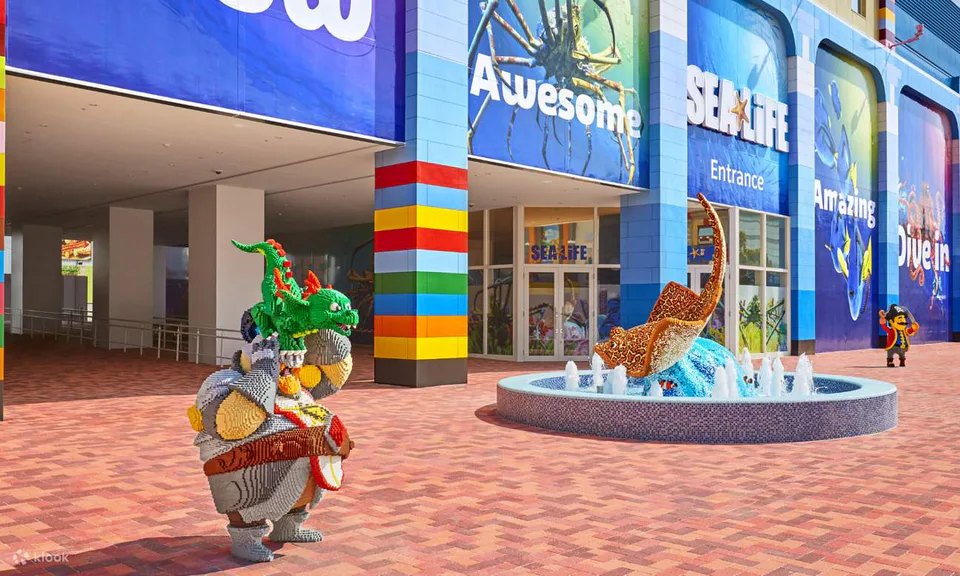SEA LIFE Nagoya 입구와 LEGO 해양 조형물, LEGOLAND Combo의 같은 날 실내 전환을 보여주는 장소
