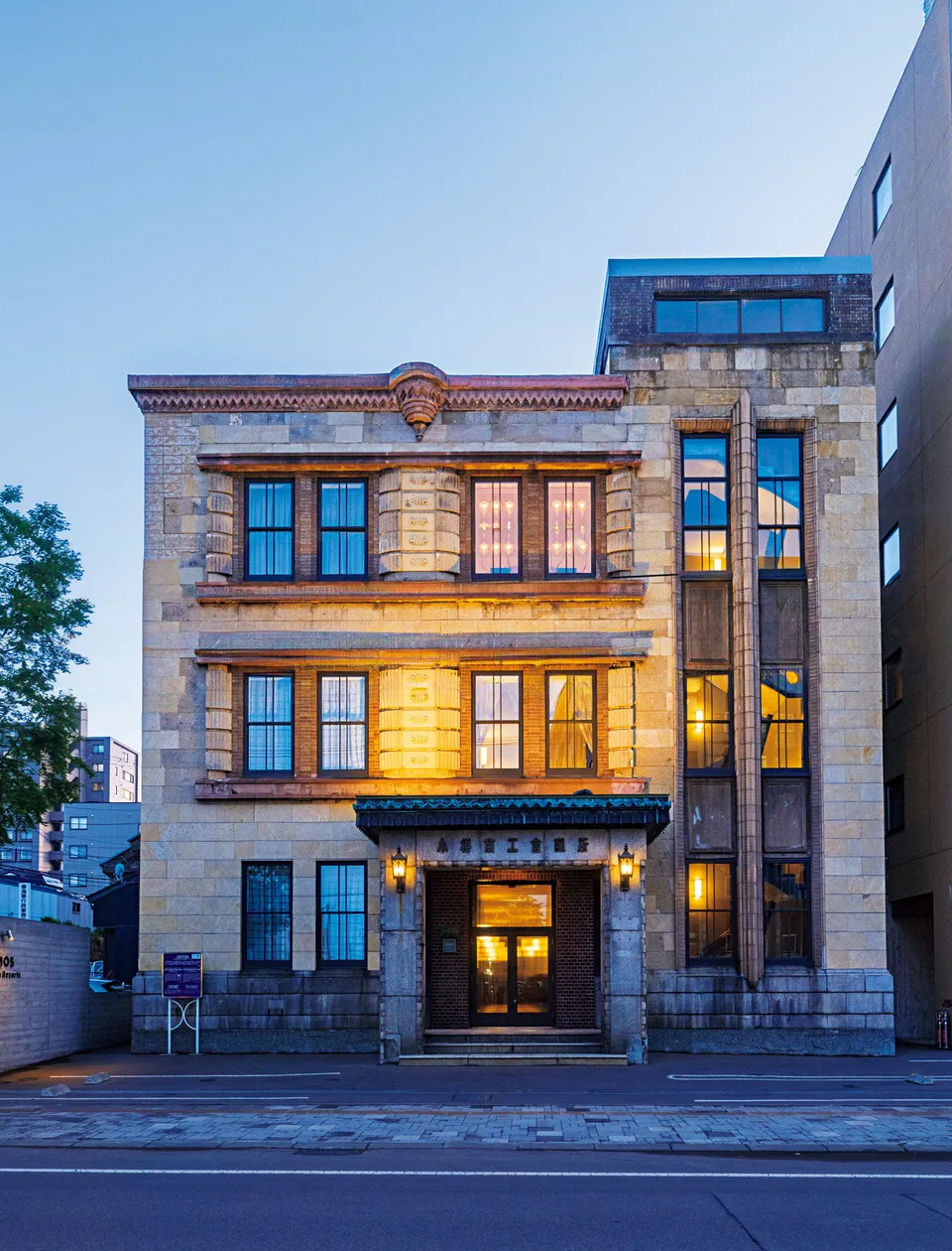 L’extérieur de l’OMO5 Otaru South, qui conserve l’aspect historique du bâtiment, est idéal pour juger si cela vaut la peine de faire un détour par la canal et le quartier historique.
