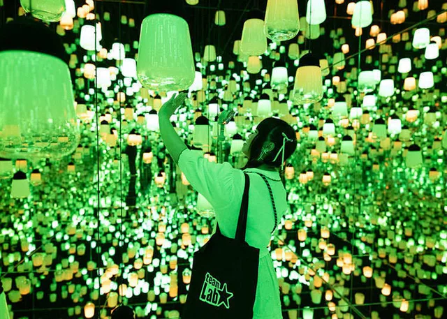 teamLab Biovortex Kyoto Forest of Resonating Lamps โคมไฟสีอุ่นที่ขยายออกไปในห้องกระจกอย่างไม่มีที่สิ้นสุด