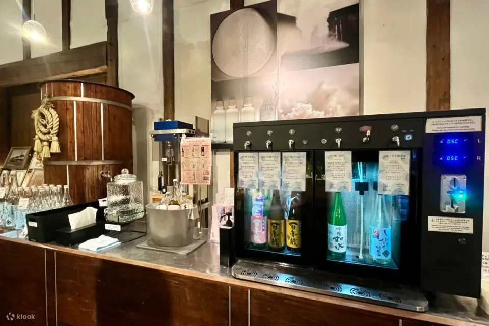 博多百年藏日本酒試飲與直售空間，可先比較酒款再決定是否購買整瓶