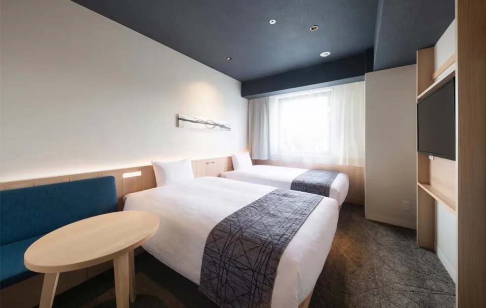 Vessel Hotel Campana Susukino twin guest room with window seating