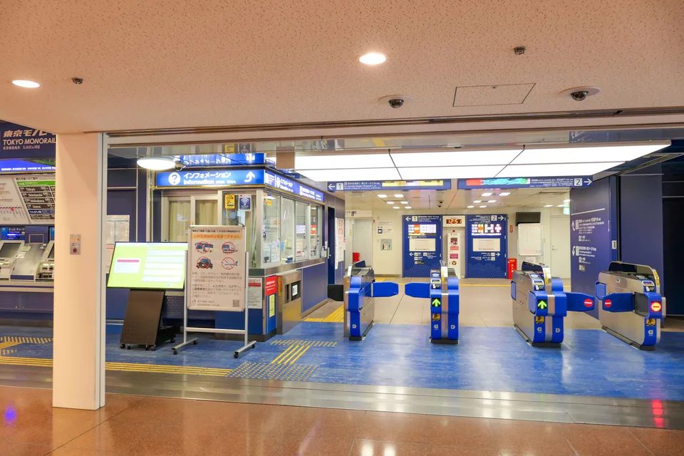 Keikyu ticket gates at Haneda illustrating assigned ticket media and offline reservation backup